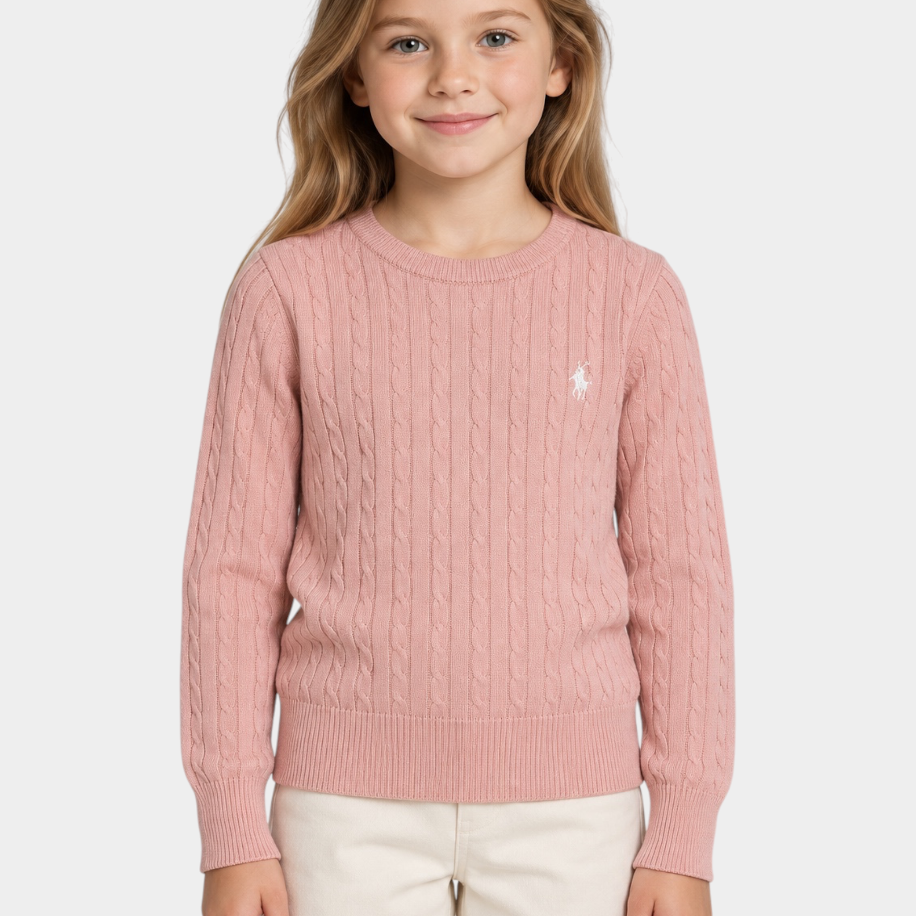 Bambina indossa un maglione a treccia rosa Follower SRL con logo ricamato sul petto