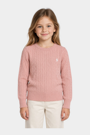Bambina indossa un maglione a treccia rosa Follower SRL con logo ricamato sul petto