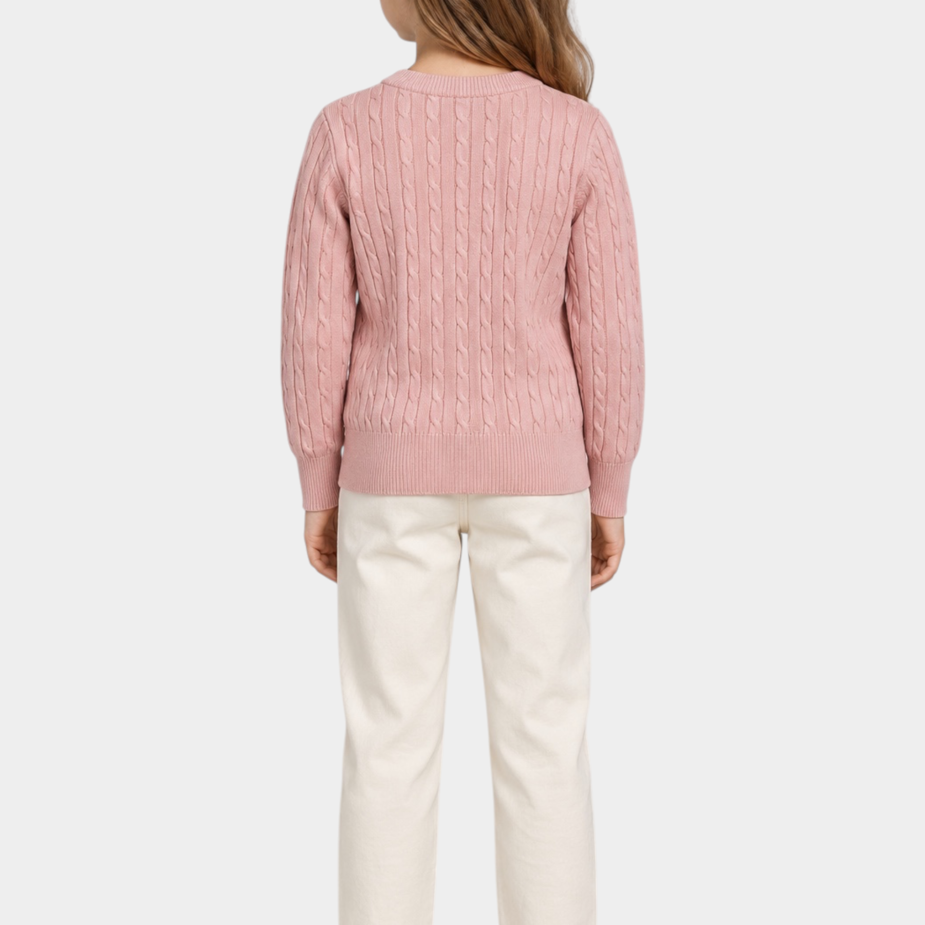 Bambina indossa maglione a treccia rosa Follower SRL con pantaloni chiari e scarpe da ginnastica, vista posteriore