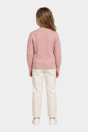 Bambina indossa maglione a treccia rosa Follower SRL con pantaloni chiari e scarpe da ginnastica, vista posteriore
