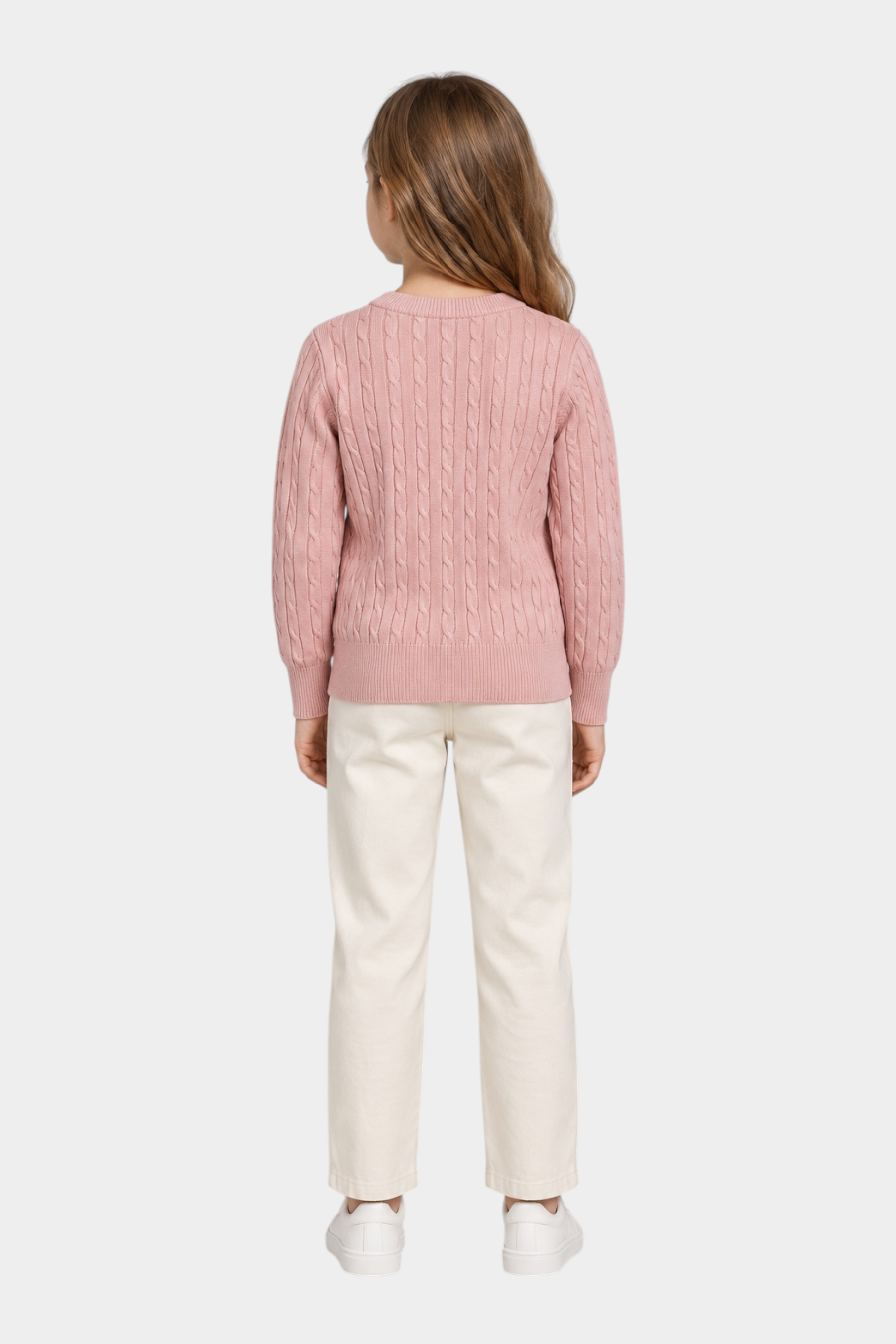 Bambina indossa maglione a treccia rosa Follower SRL con pantaloni chiari e scarpe da ginnastica, vista posteriore