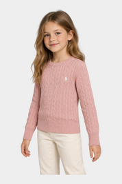 Bambina che indossa un maglione a treccia rosa Follower SRL con logo ricamato, abbinato a pantaloni chiari