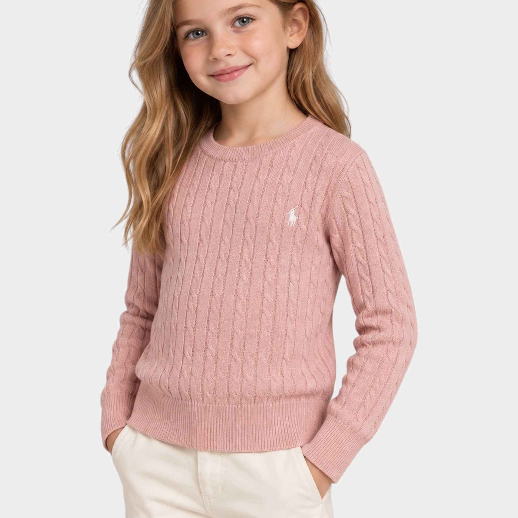 Bambina indossa un maglione a treccia rosa Follower SRL con logo ricamato, abbinato a pantaloni chiari