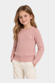Bambina indossa un maglione a treccia rosa Follower SRL con logo ricamato, abbinato a pantaloni chiari