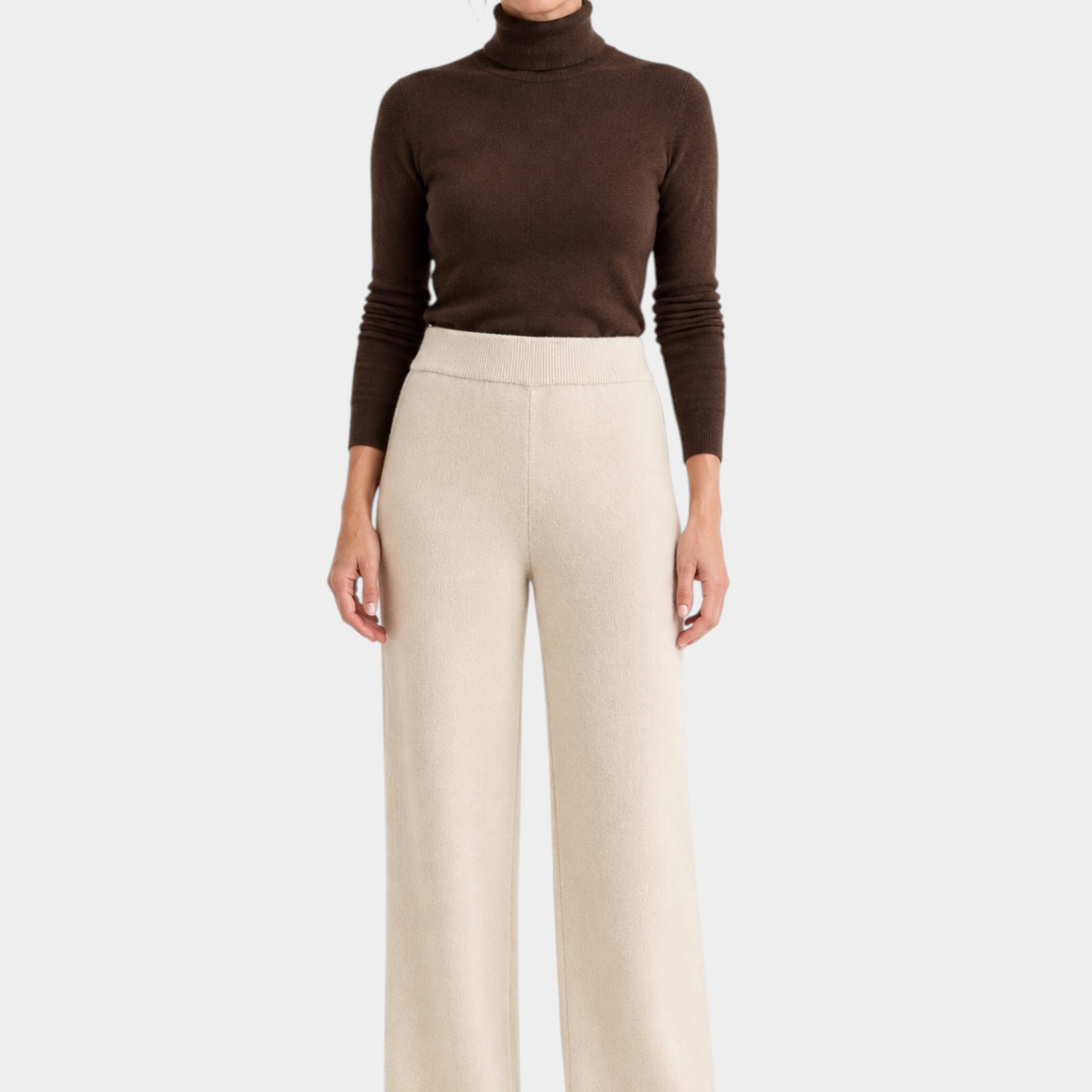 Modella indossa pantaloni ampi in NaturalSoft avorio di Follower SRL abbinati a un dolcevita marrone