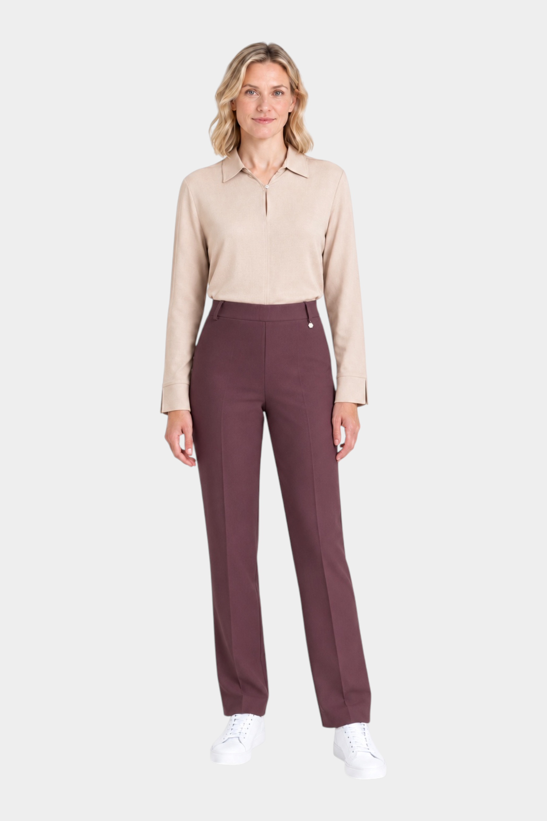 Modella indossa pantaloni ampi bordeaux Follower SRL in tessuto Compact con camicia beige e sneakers bianche