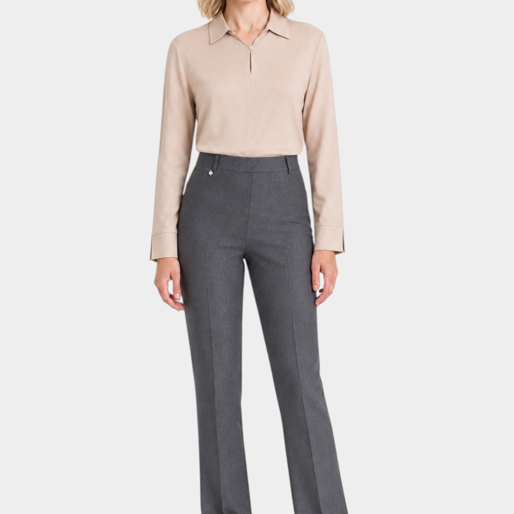 Modella indossa pantaloni ampi grigi in tessuto Compact RAGNO abbinati a camicia beige, collezione Follower SRL