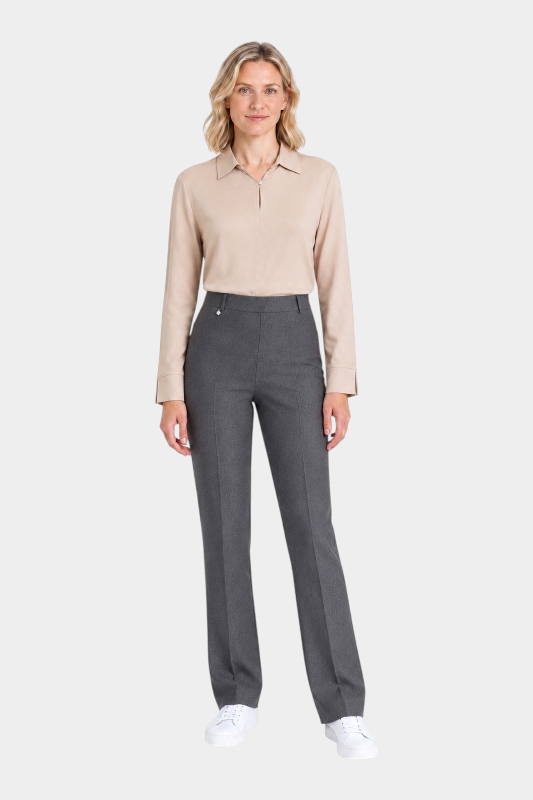 Modella indossa pantaloni ampi grigi in tessuto Compact RAGNO abbinati a camicia beige, collezione Follower SRL
