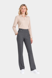 Modella indossa pantaloni ampi grigi in tessuto Compact RAGNO abbinati a camicia beige e scarpe bianche Follower SRL