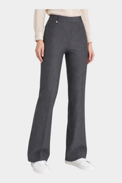 Pantalone ampio grigio Follower SRL in tessuto compatto con dettaglio gioiello in vita, indossato con scarpe bianche