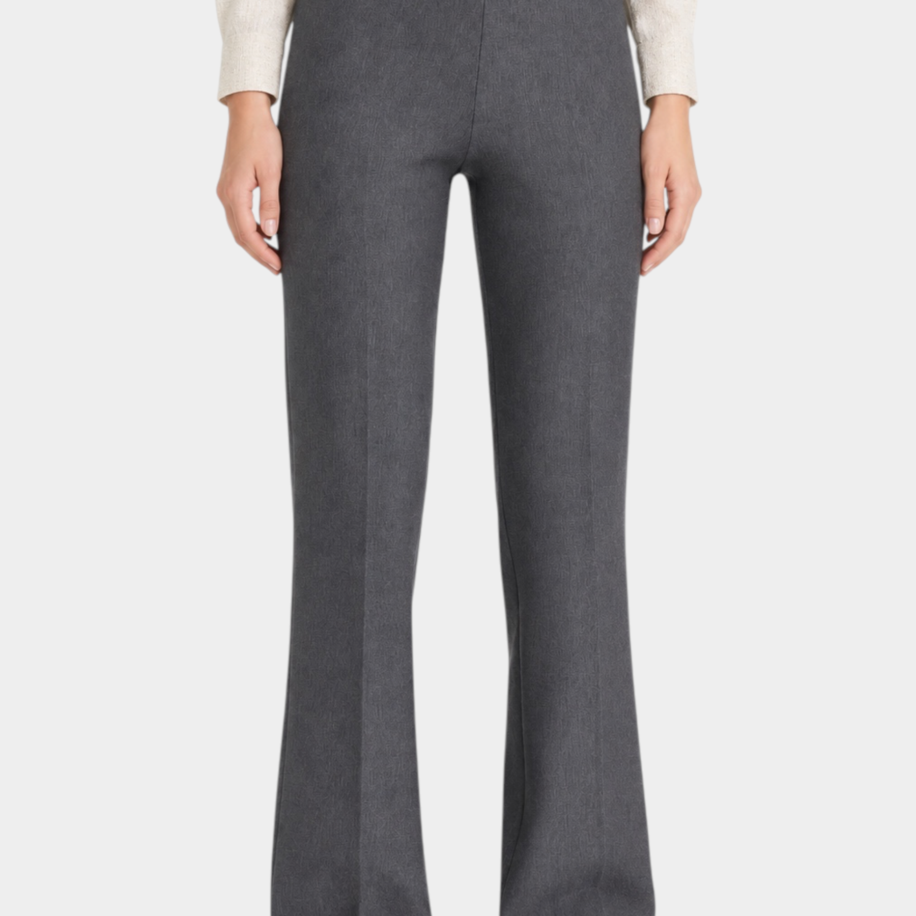 Pantalone ampio grigio in tessuto Compact Ragno indossato con maglia chiara e sneakers bianche da Follower SRL