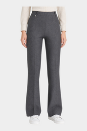 Pantalone ampio grigio in tessuto Compact Ragno indossato con maglia chiara e sneakers bianche da Follower SRL