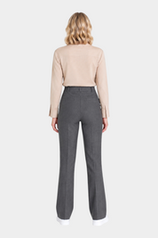 Pantalone ampio grigio in tessuto Compact Ragno, vista posteriore su modella con camicia beige