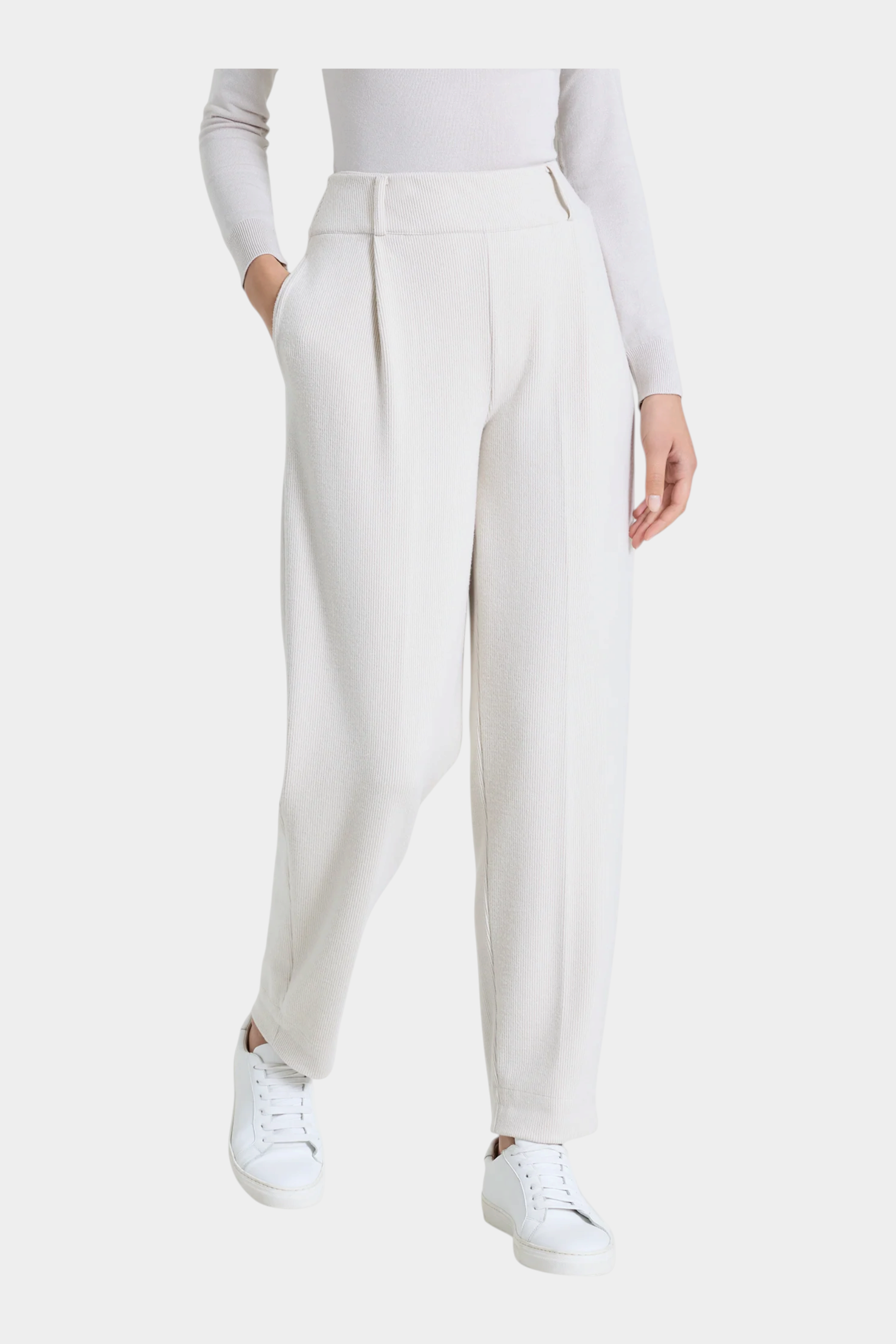 Pantalone a carota Follower SRL color avorio con pinces e tasche laterali in tessuto vellutato
