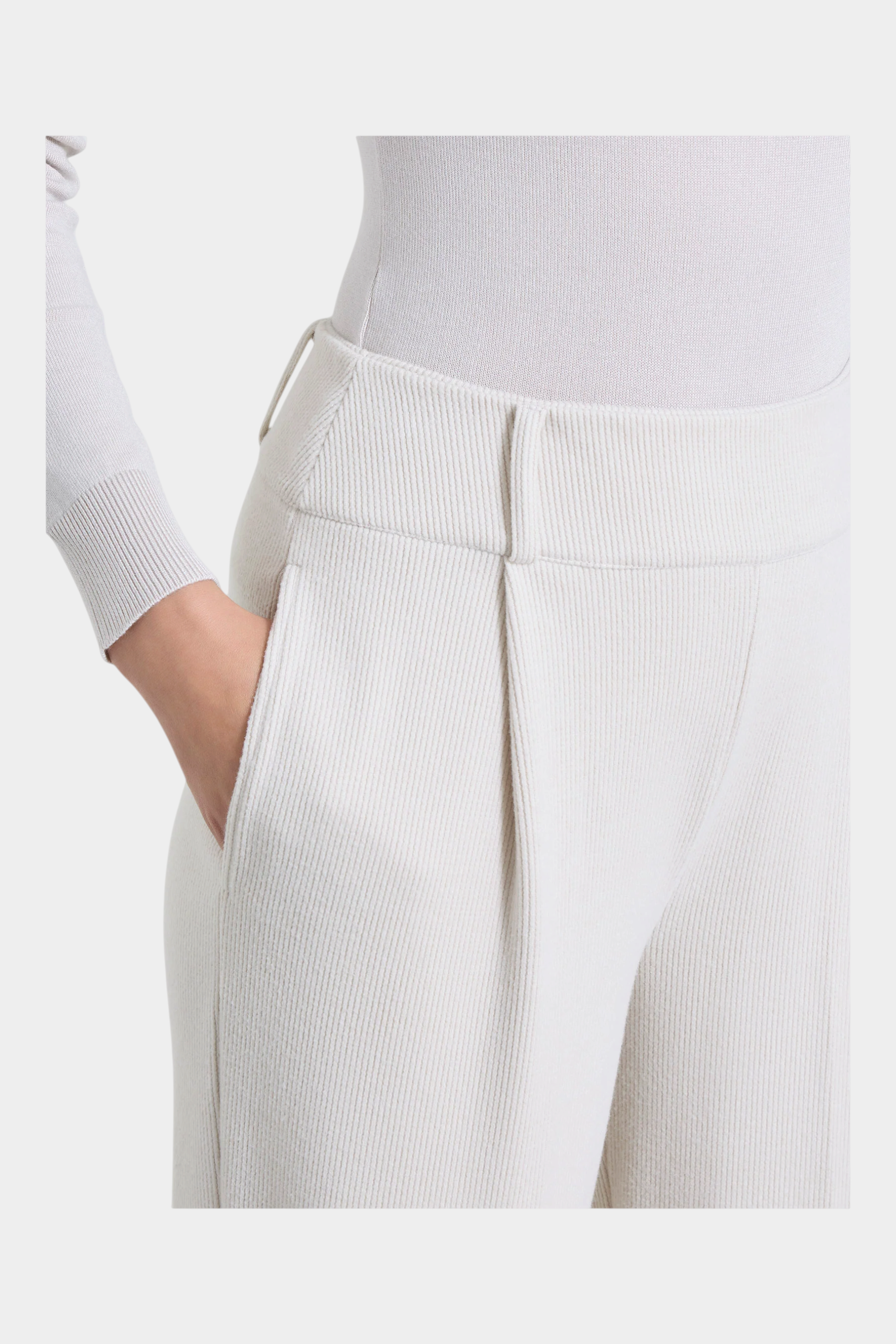 Pantalone a carota Follower SRL in velluto avorio con pinces e tasche laterali