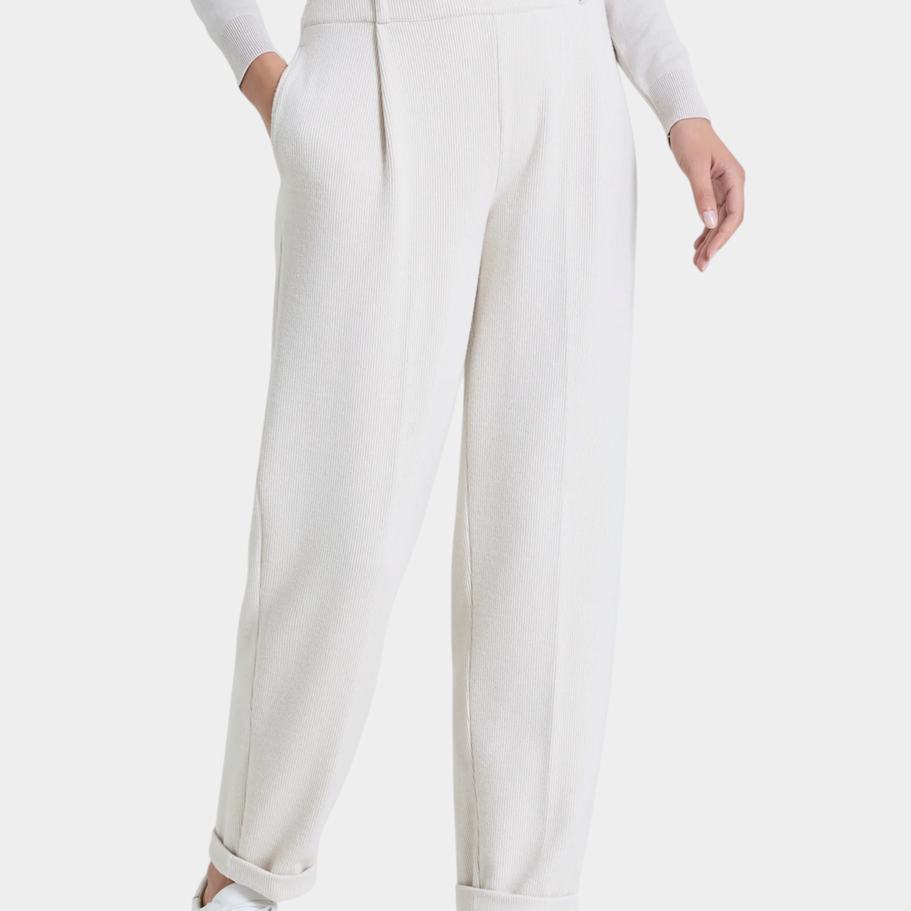 Pantalone a carota Follower SRL color avorio in velluto con pinces e tasche laterali indossato