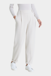 Pantalone a carota Follower SRL color avorio in velluto con pinces e tasche laterali indossato