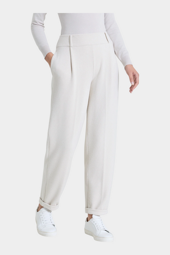 Pantalone a carota Follower SRL color avorio in velluto con pinces e tasche laterali indossato