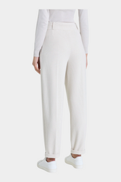 Pantalone a carota Follower SRL in velluto avorio con pinces e risvolto sul fondo, vista posteriore