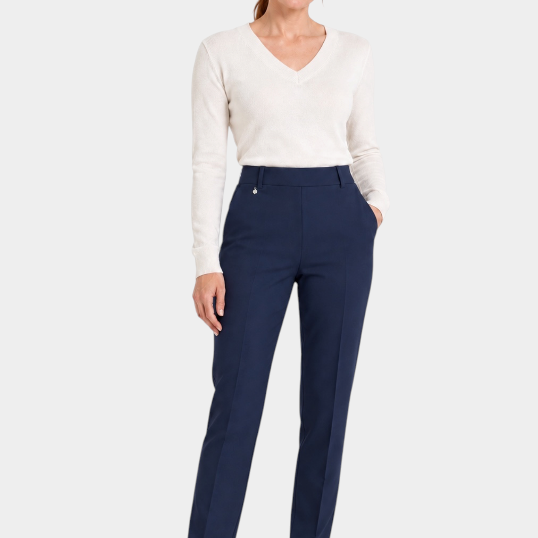 Modella indossa pantaloni dritti blu Follower SRL in tessuto Compact con tasche laterali e maglia bianca a V