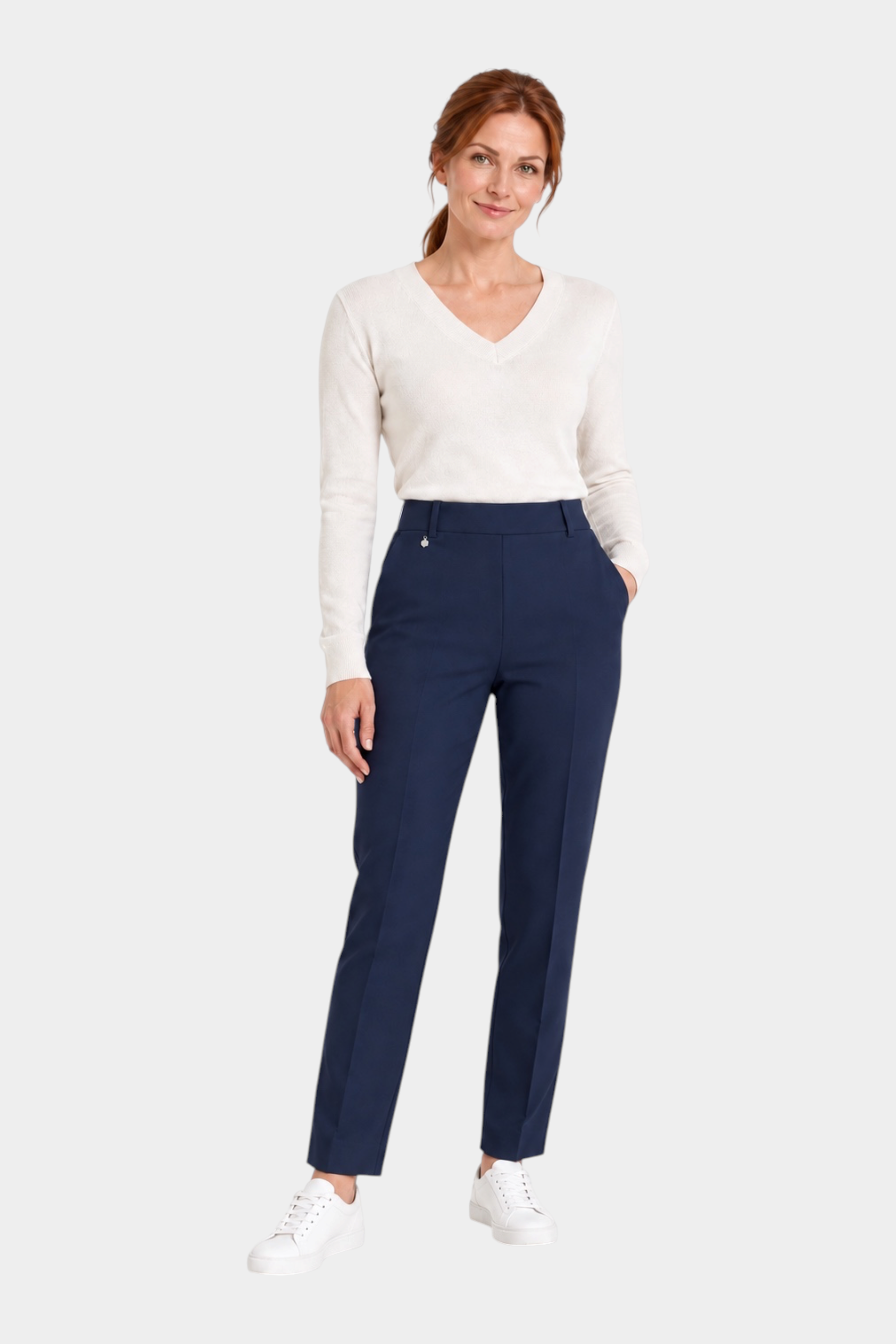 Modella indossa pantaloni dritti blu Follower SRL in tessuto Compact con tasche laterali e maglia bianca a V