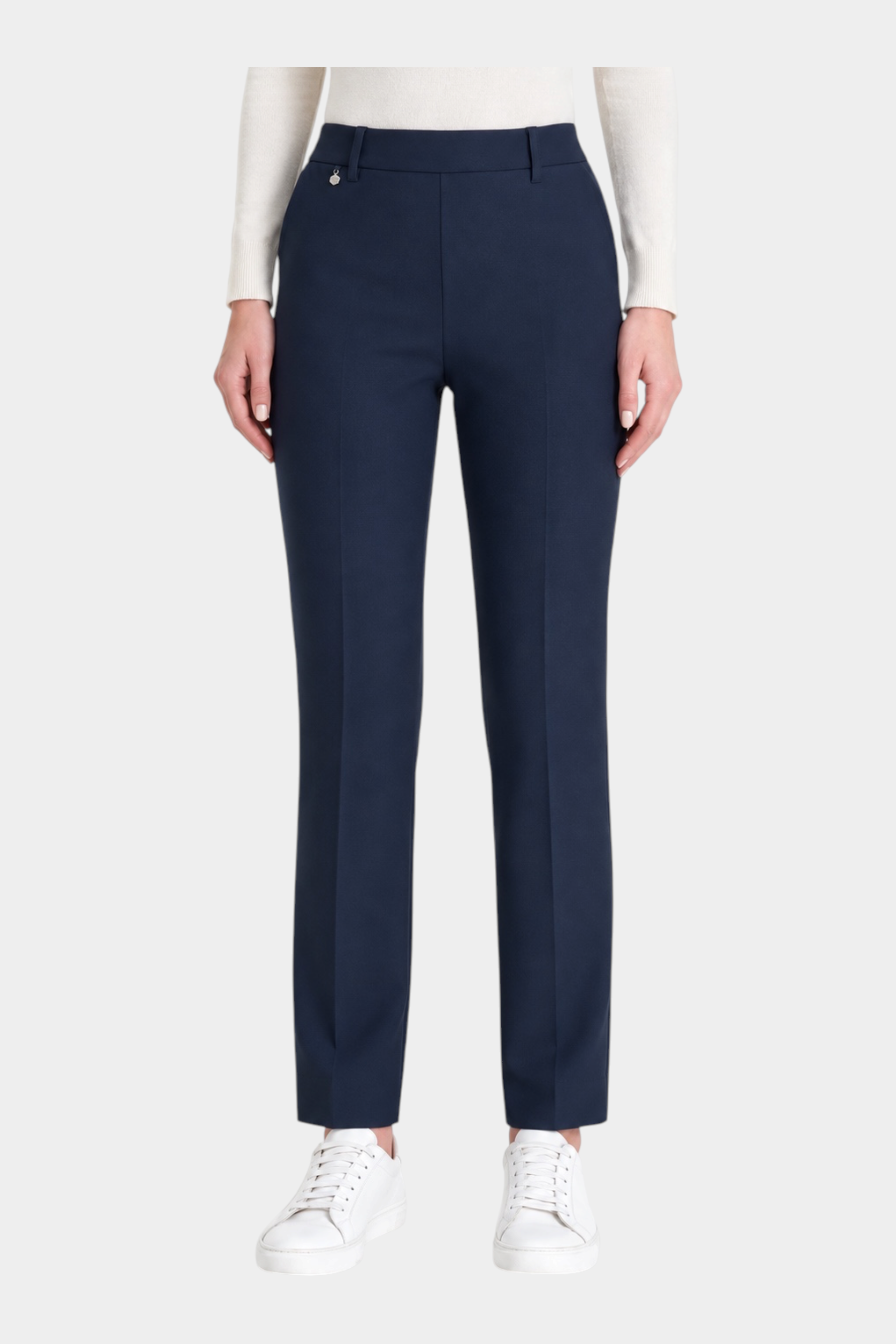 Pantalone dritto blu Follower SRL in tessuto compact con tasche, indossato con maglia chiara e sneakers bianche