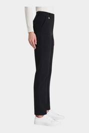 Pantalone dritto nero Follower SRL in tessuto compact con tasche laterali, indossato di profilo