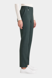 Pantalone dritto verde in tessuto Compact Ragno con tasche laterali indossato da donna