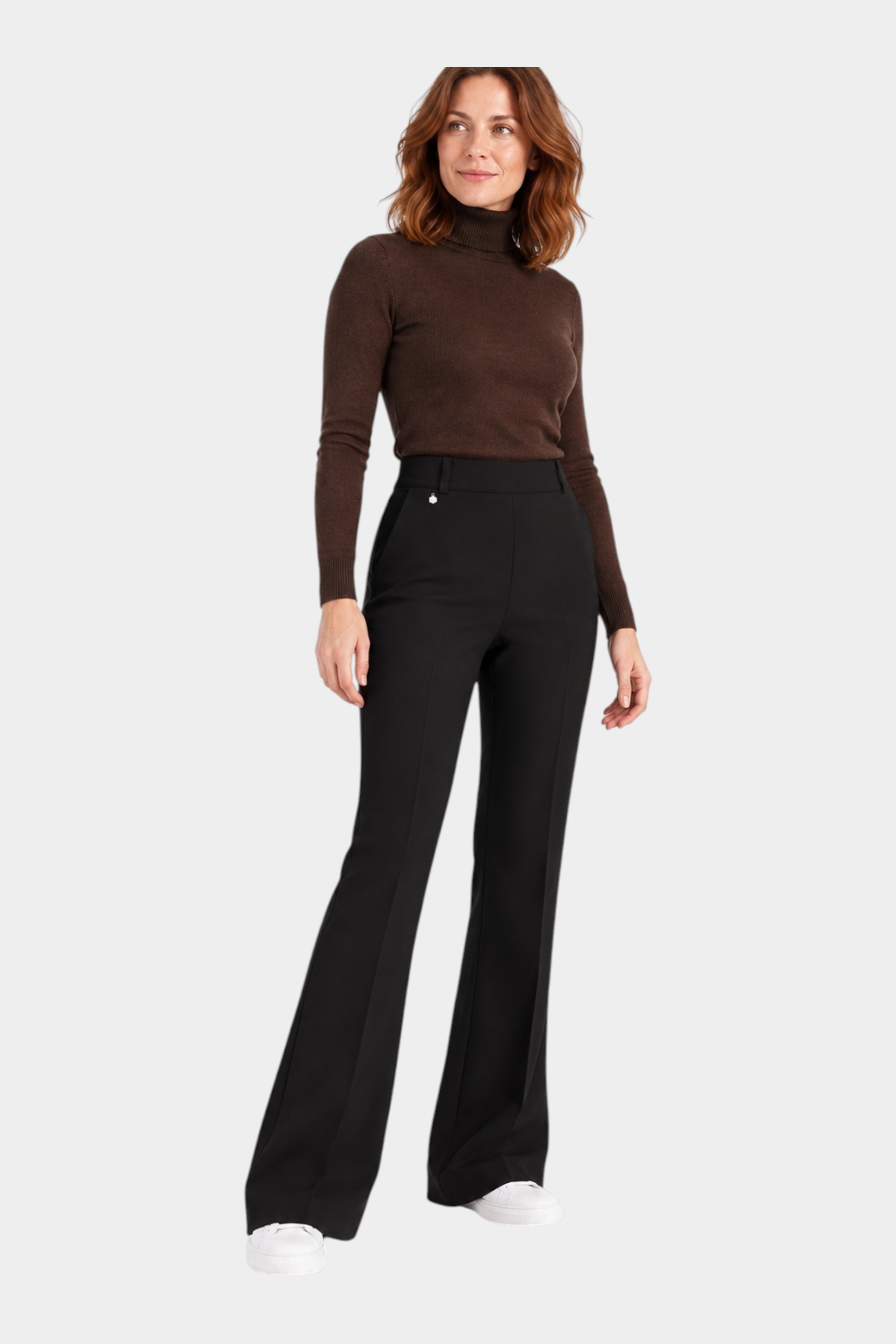 Modella indossa pantaloni flare neri a vita alta con tasche di Follower SRL abbinati a un dolcevita marrone