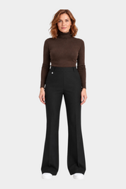 Modella indossa pantaloni flare neri Follower SRL in tessuto compact con tasche e vita alta