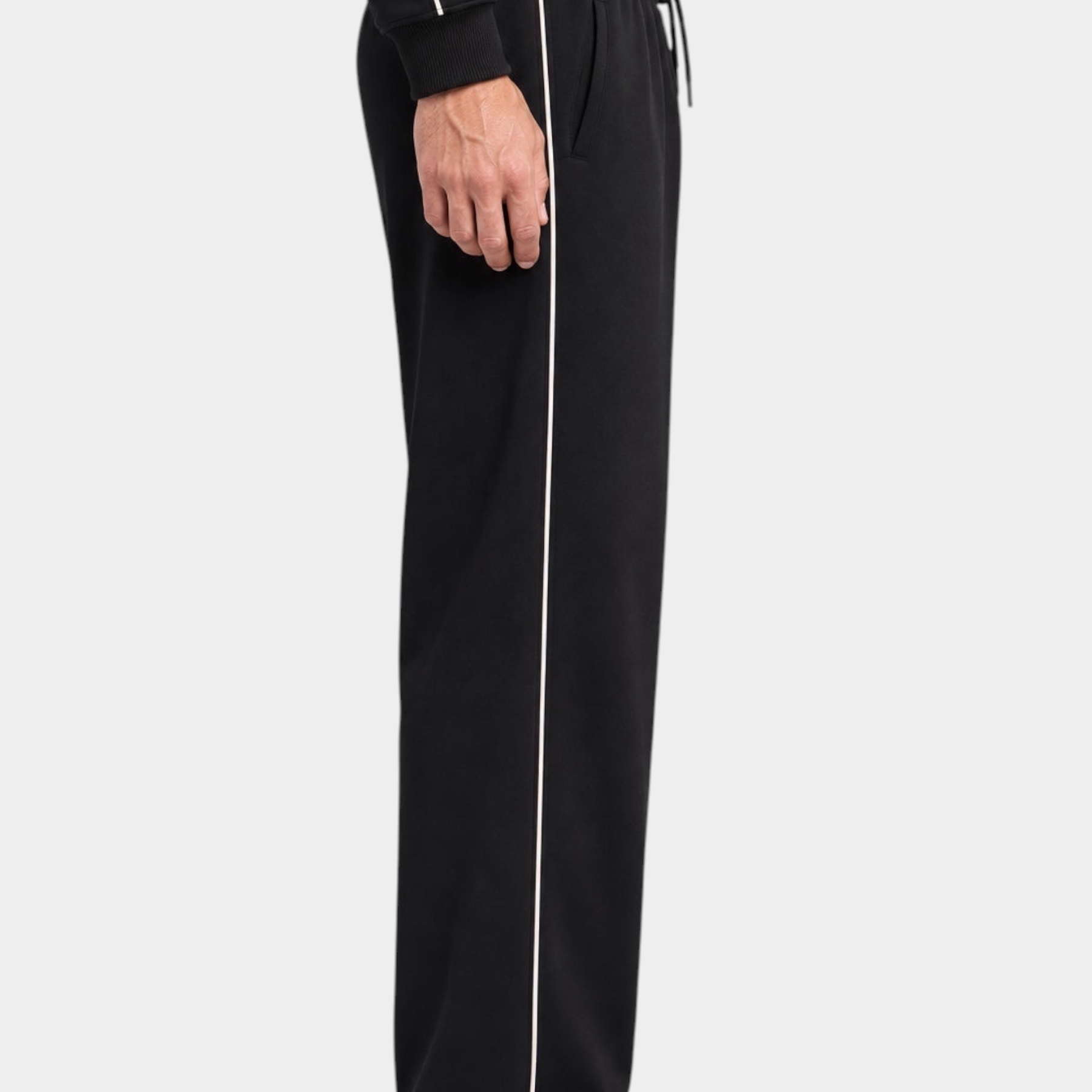 Pantalone jogger nero da uomo GUESS con riga laterale bianca, indossato con scarpe da ginnastica bianche Follower SRL