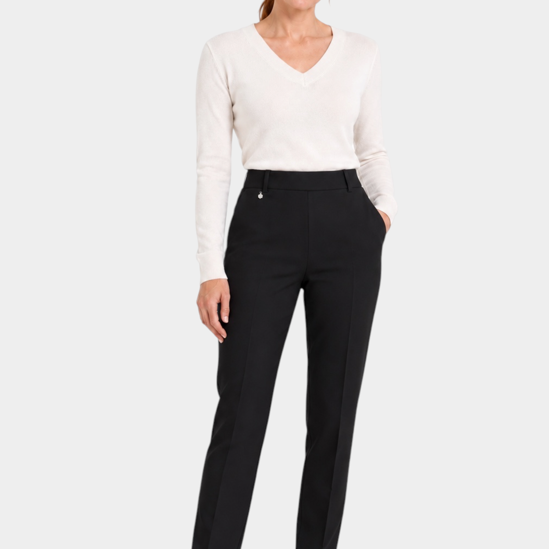 Modella indossa pantaloni neri dritti con tasche in tessuto Compact di Follower SRL, abbinati a maglia bianca