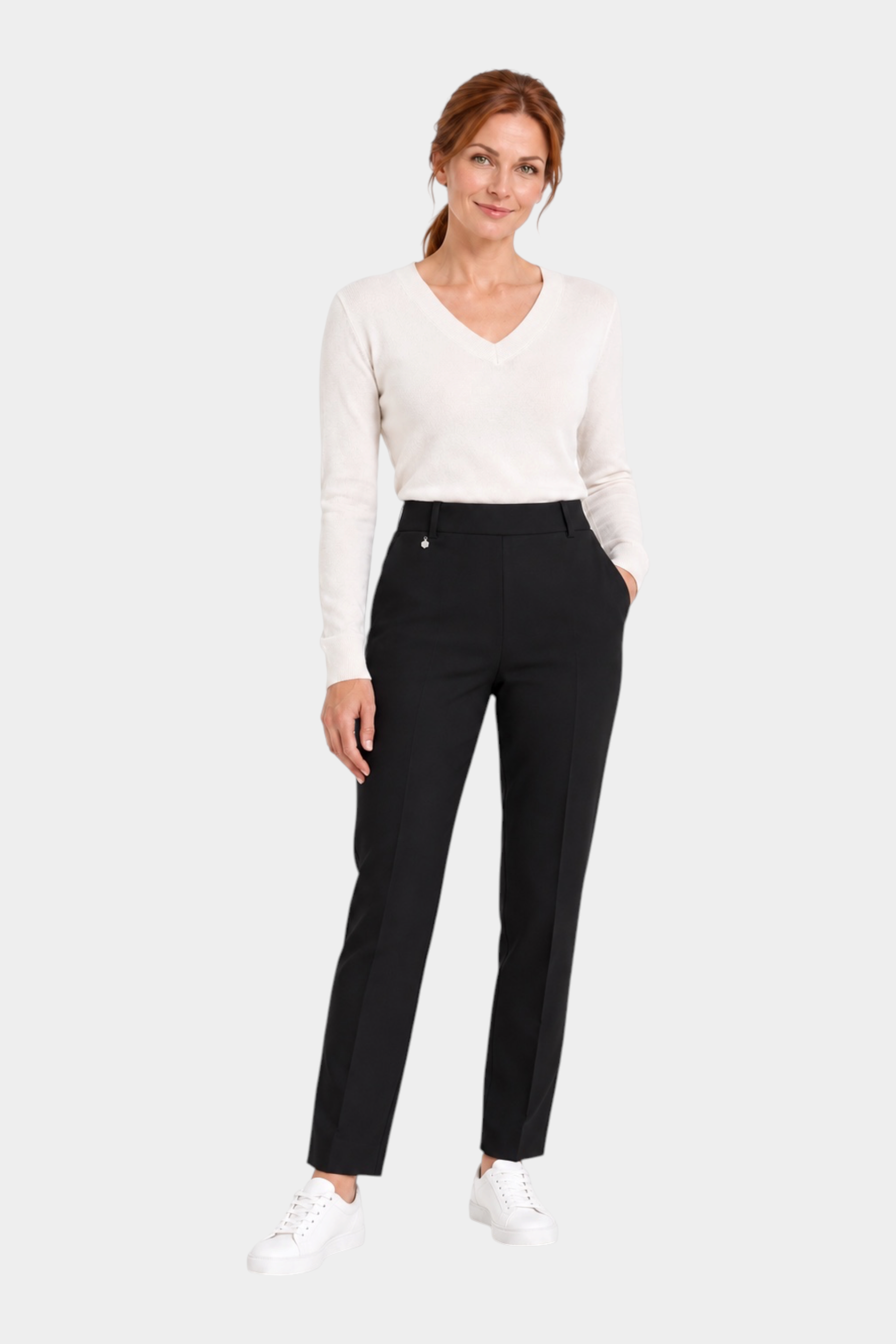 Modella indossa pantaloni neri dritti con tasche in tessuto Compact di Follower SRL, abbinati a maglia bianca