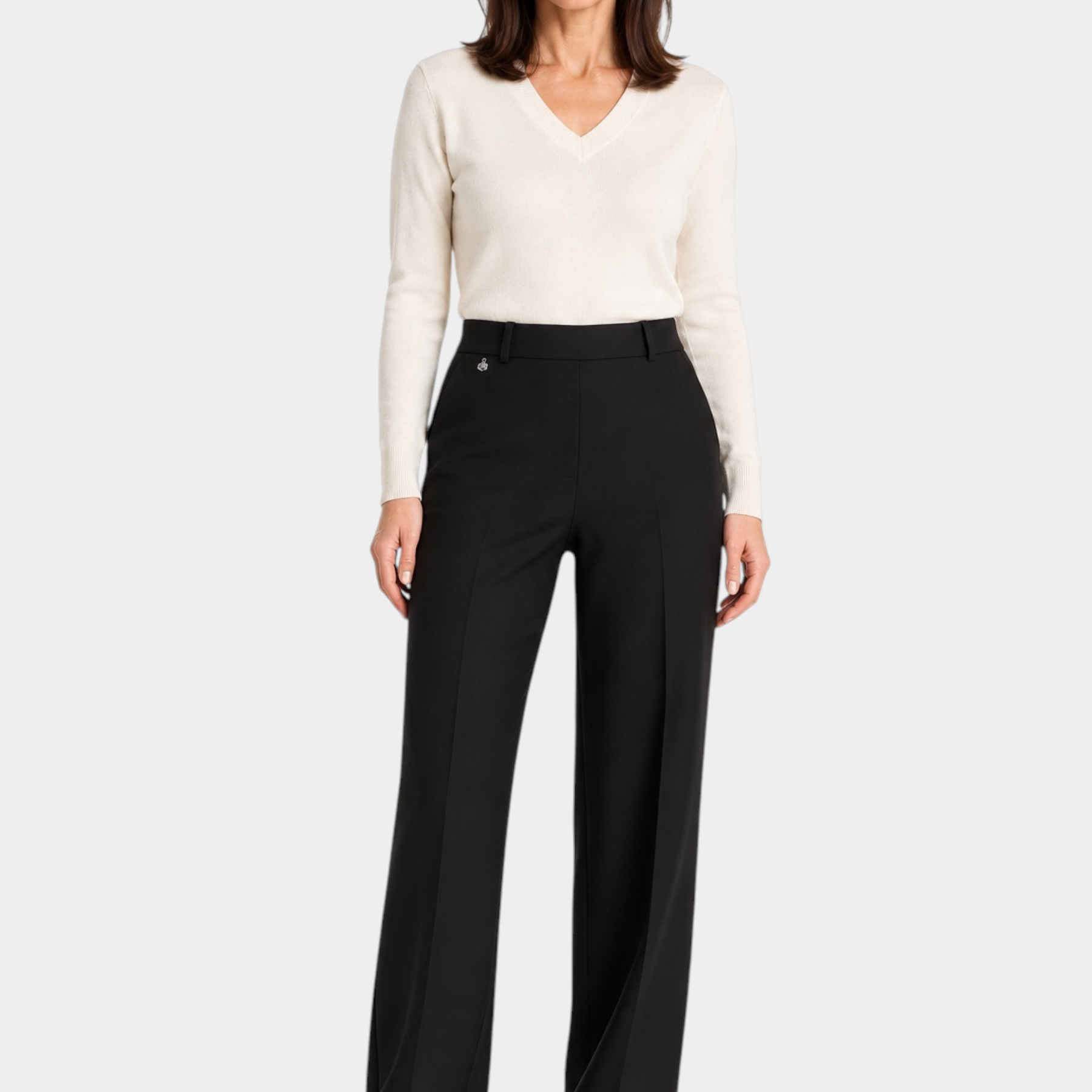 Modella indossa pantaloni a palazzo neri RAGNO con tasche e maglia beige, stile elegante Follower SRL