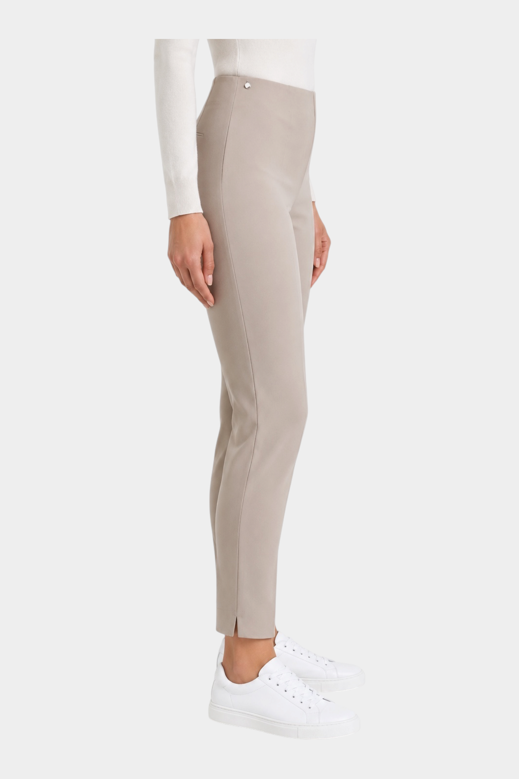 Pantalone a sigaretta beige Follower SRL in tessuto compact con spacchetti laterali indossato di profilo