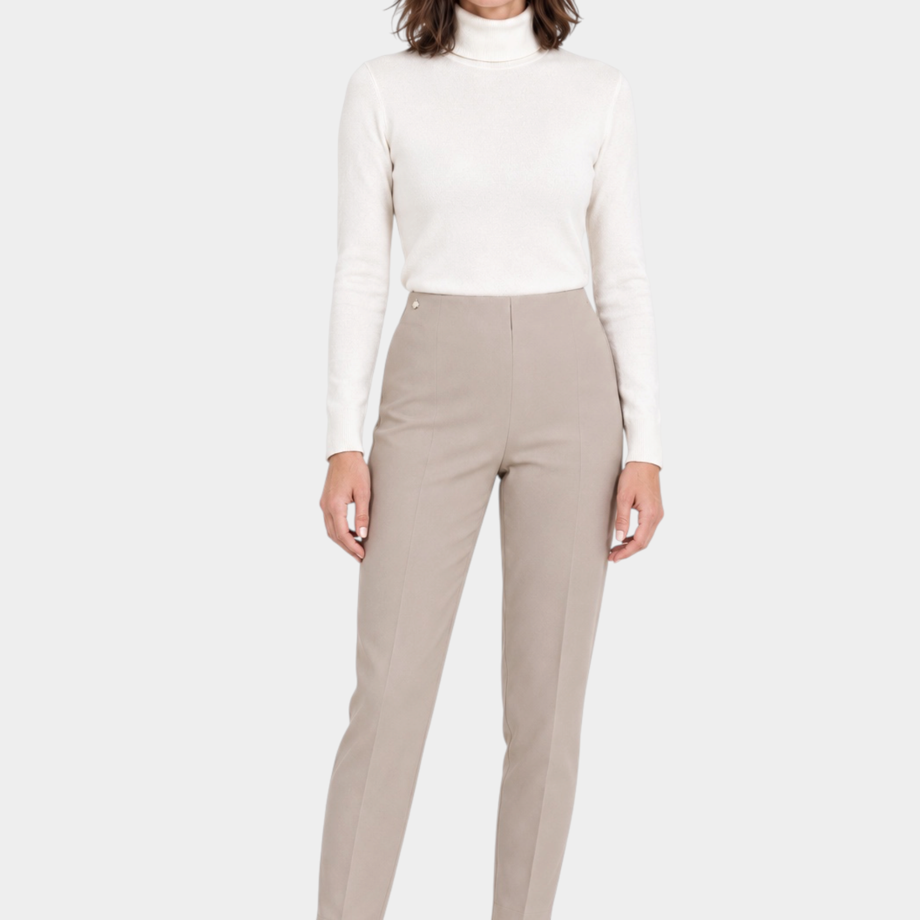 Modella indossa pantaloni a sigaretta beige Follower SRL in tessuto Compact con spacchetti sul fondo