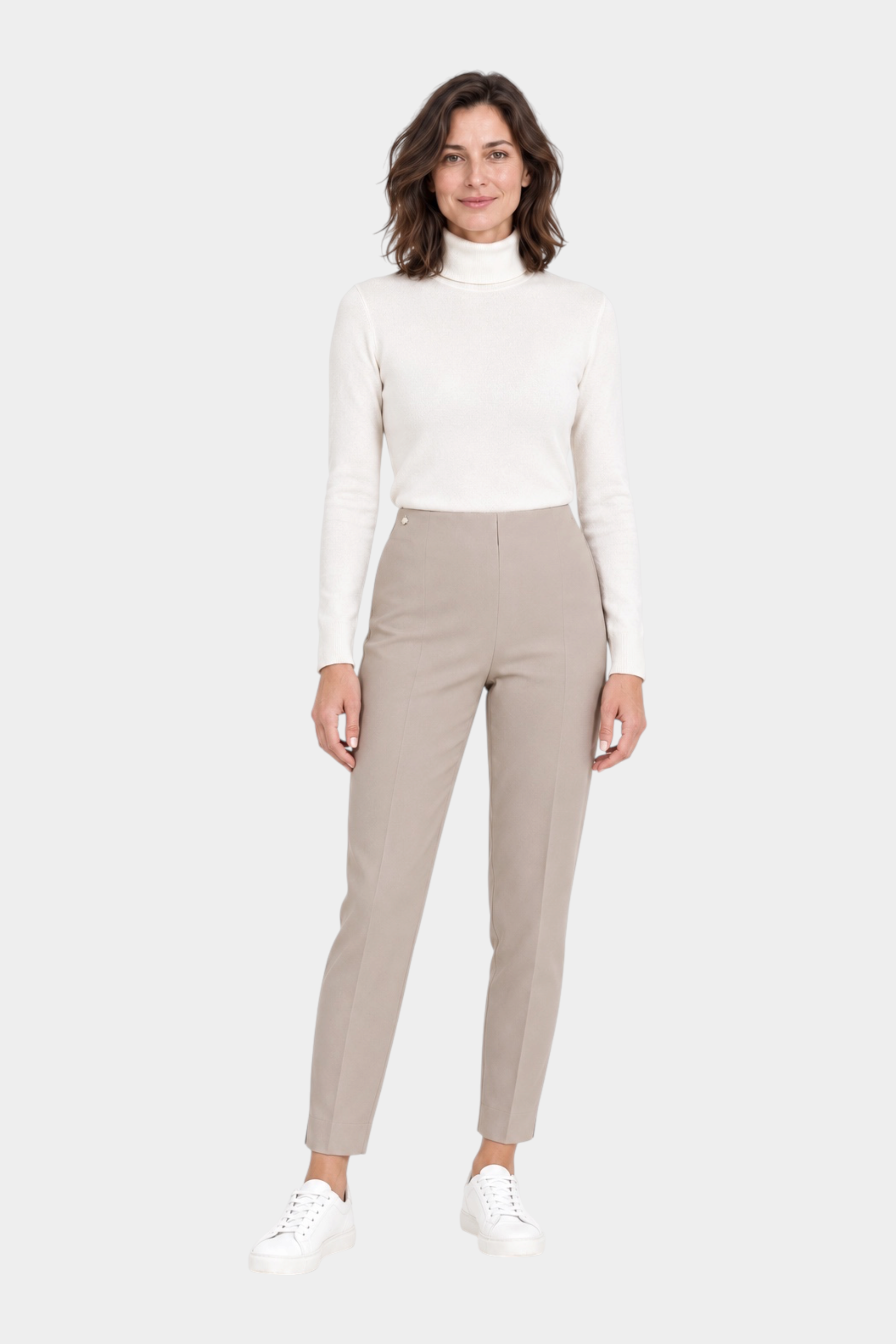 Modella indossa pantaloni a sigaretta beige Follower SRL in tessuto Compact con spacchetti sul fondo