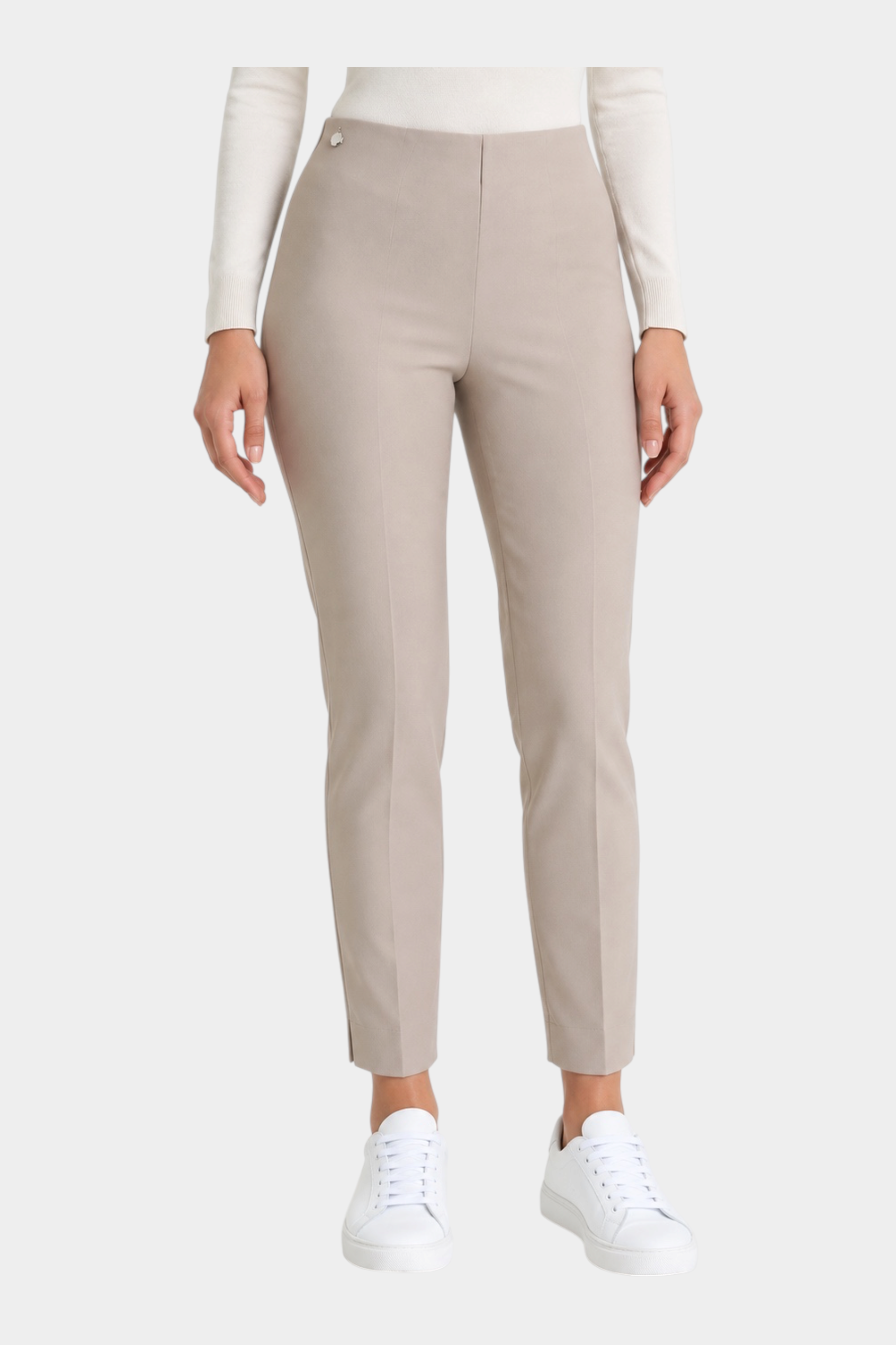 Pantalone a sigaretta Follower SRL beige in tessuto compact con spacchetti sul fondo indossato da una modella