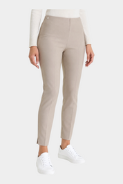 Pantalone a sigaretta Follower SRL beige in tessuto compact con spacchetti sul fondo indossato da una modella