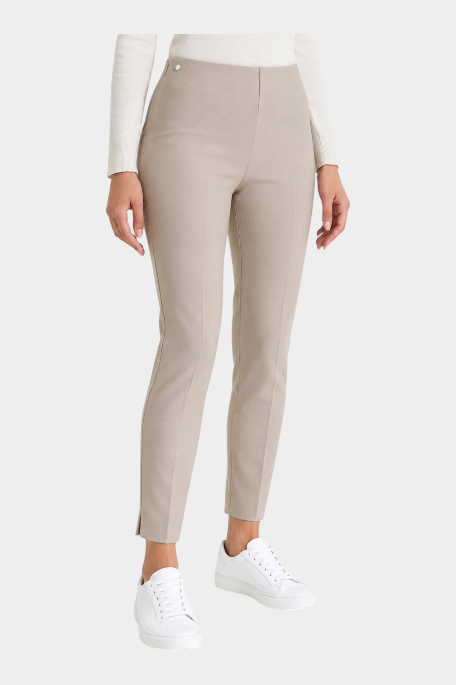Pantalone a sigaretta Follower SRL beige in tessuto compact con spacchetti sul fondo indossato da una modella
