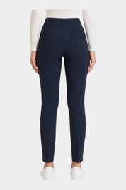 Pantalone a sigaretta blu Ragno con spacchetti sul fondo, indossato da una modella con maglia bianca e sneakers