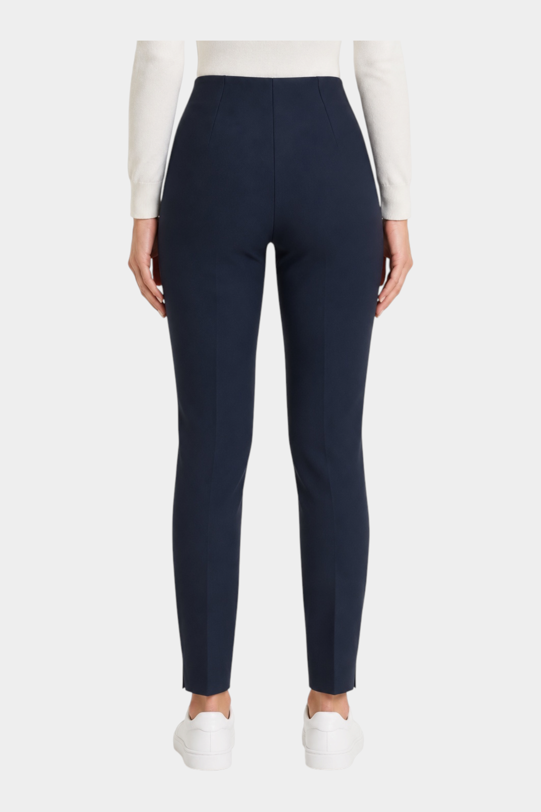 Pantalone a sigaretta blu Ragno con spacchetti sul fondo, indossato da una modella con maglia bianca e sneakers