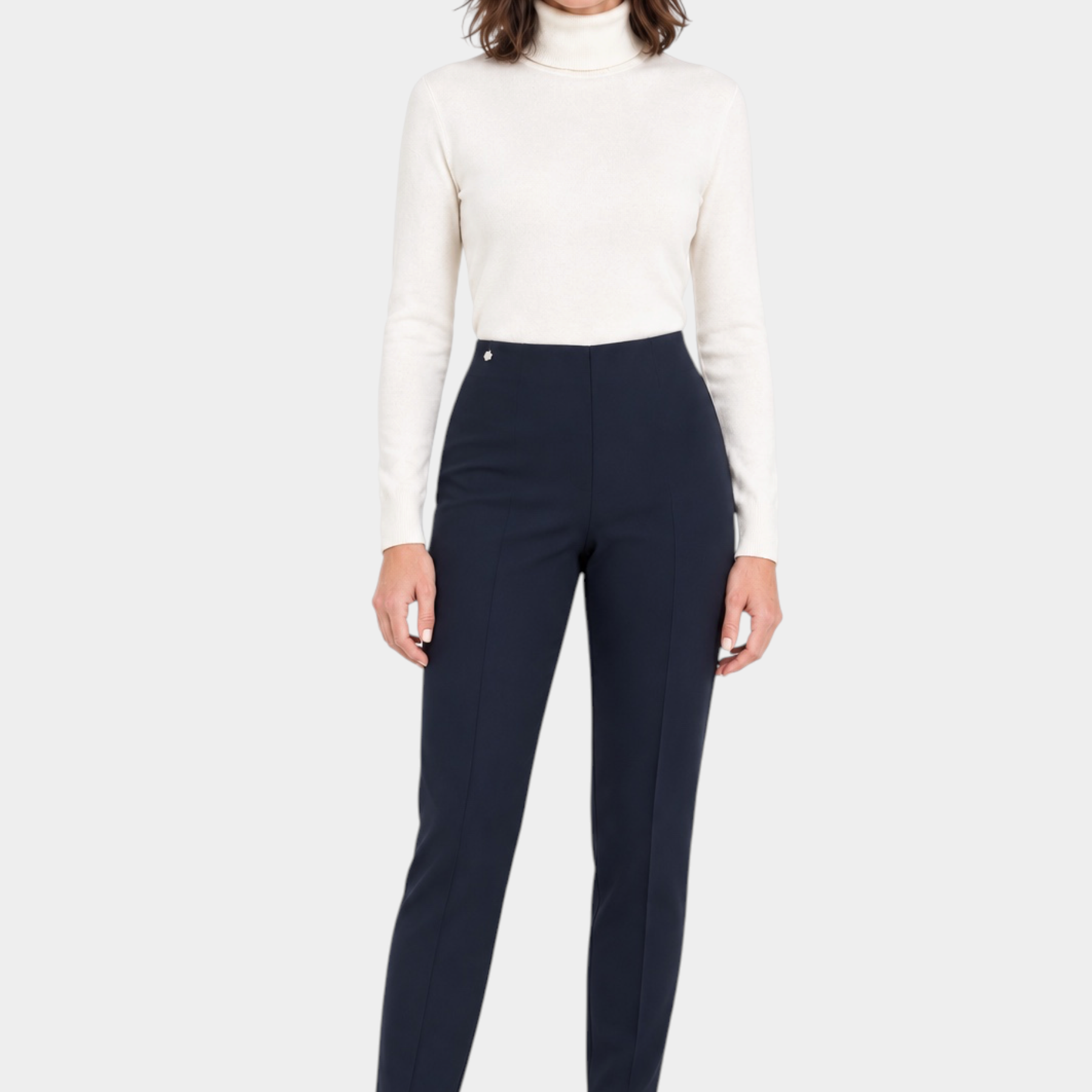 Modella indossa pantaloni a sigaretta blu Follower SRL in tessuto Compact con spacchetti e dolcevita bianco
