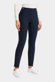Pantalone a sigaretta blu Follower SRL in tessuto compact con spacchetti laterali indossato con sneakers bianche