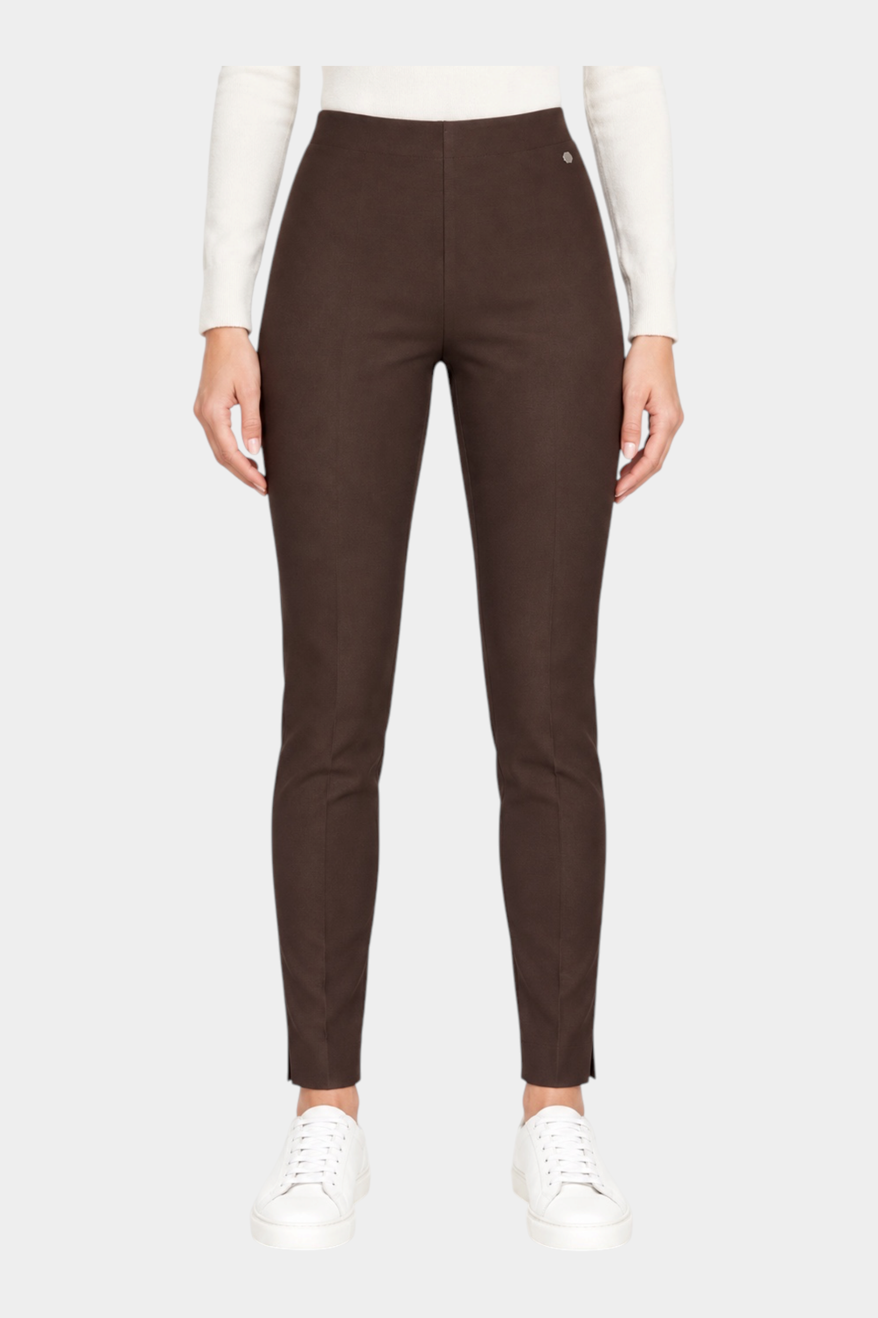 Pantalone a sigaretta marrone Follower SRL in tessuto Compact con spacchetti laterali indossato da una modella