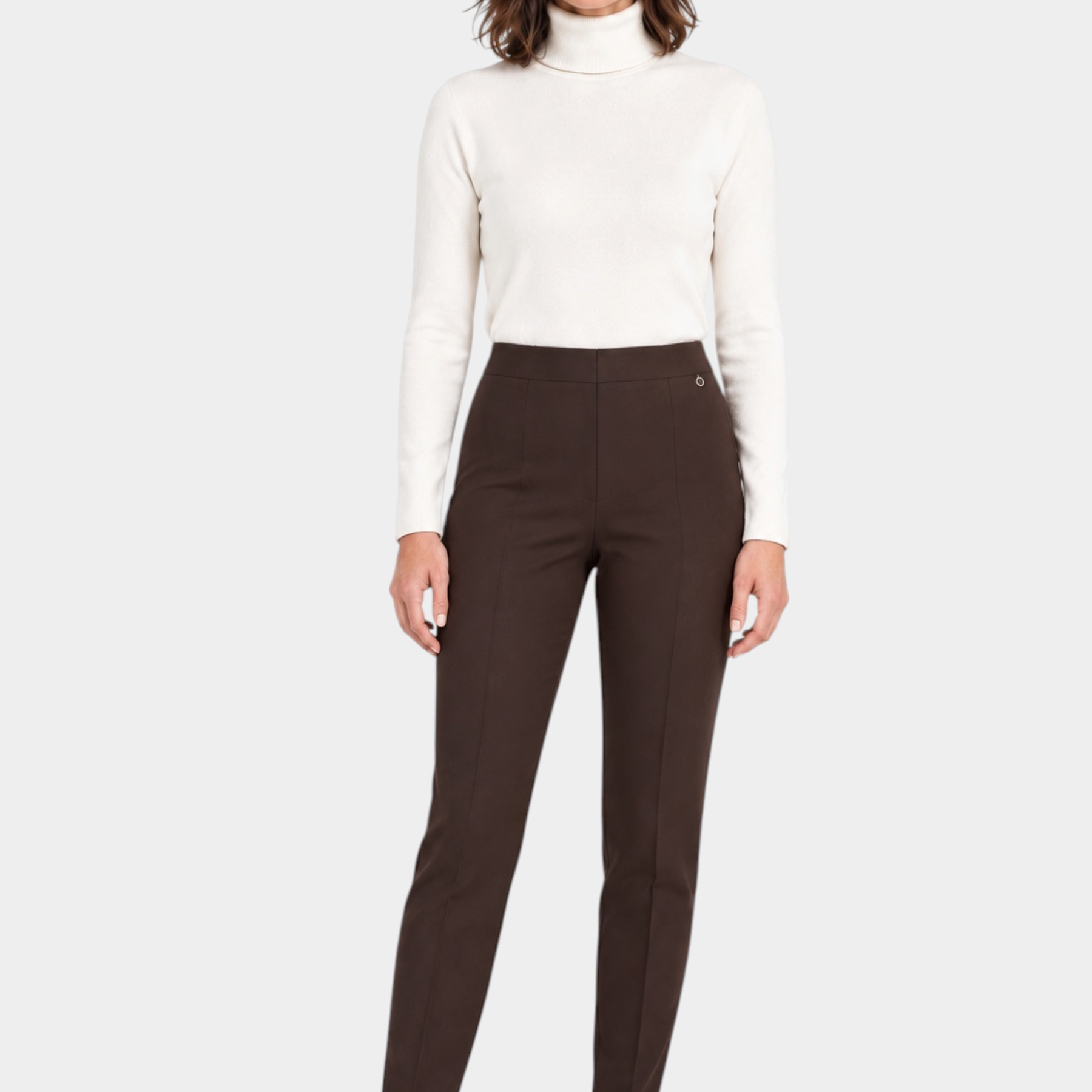 Modella indossa pantaloni a sigaretta marroni Follower SRL in tessuto Compact con spacchetti sul fondo