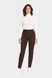 Modella indossa pantaloni a sigaretta marroni Follower SRL in tessuto Compact con spacchetti sul fondo