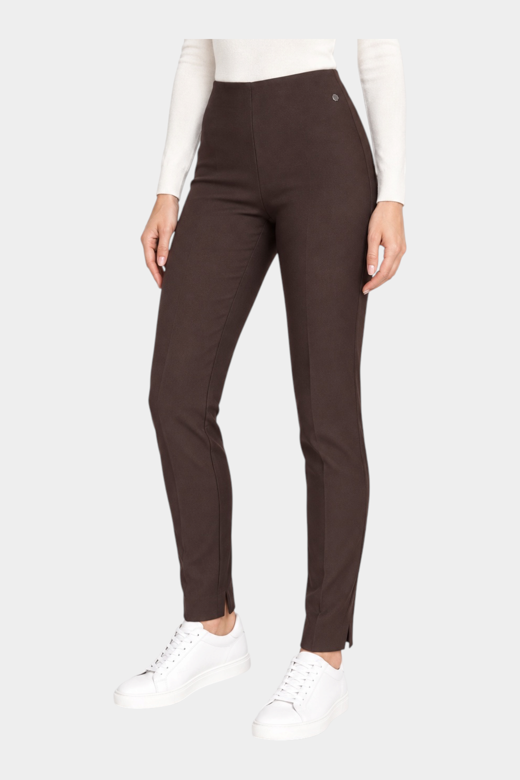 Pantalone a sigaretta marrone Follower SRL in tessuto compact con spacchetti sul fondo indossato da una modella