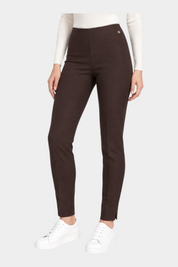 Pantalone a sigaretta marrone Follower SRL in tessuto compact con spacchetti sul fondo indossato da una modella