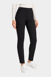 Pantalone a sigaretta nero Follower SRL in tessuto compact con spacchetti sul fondo indossato con sneakers bianche